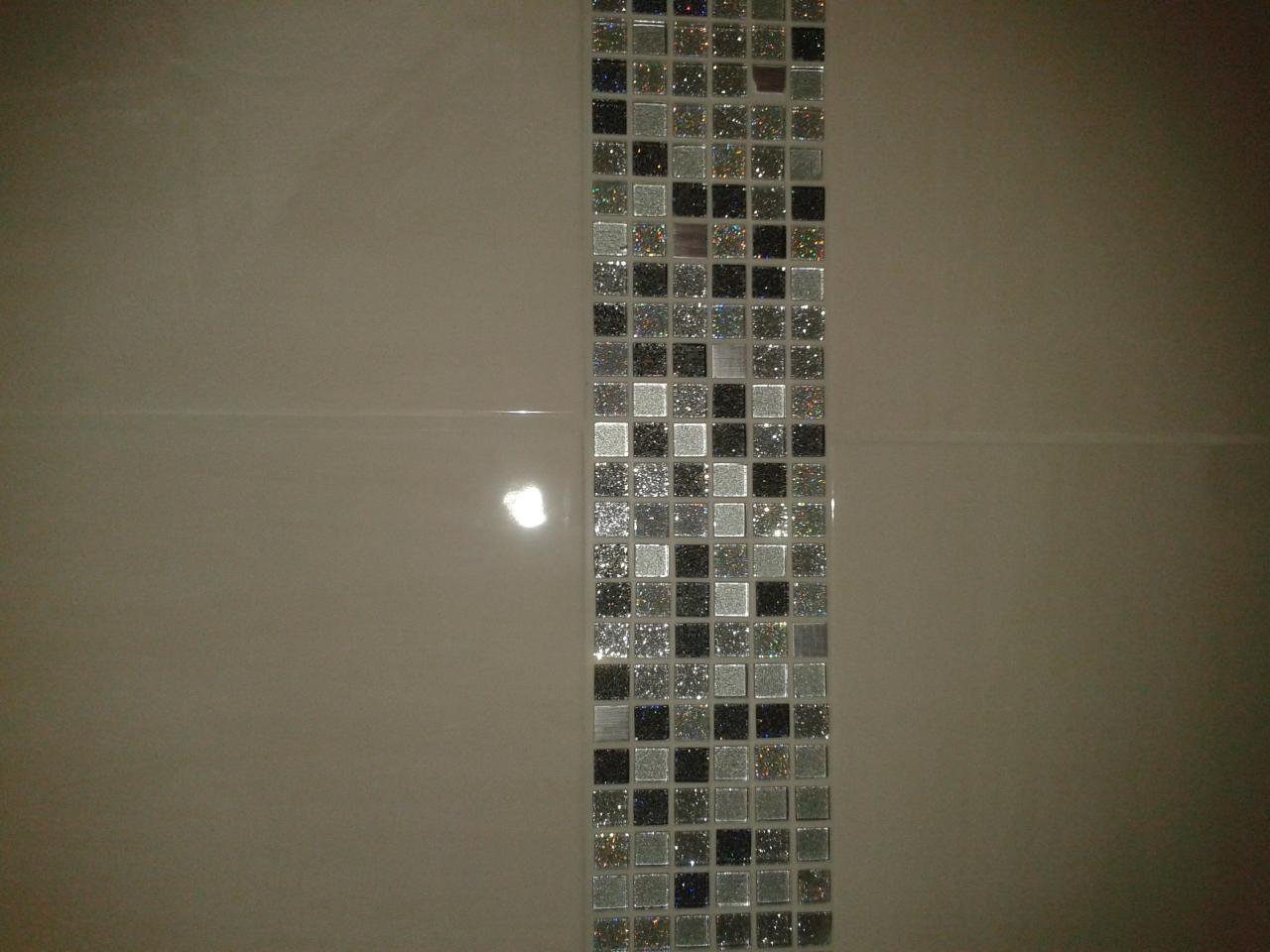 Pose de mosaïque dans une douche à l'italienne