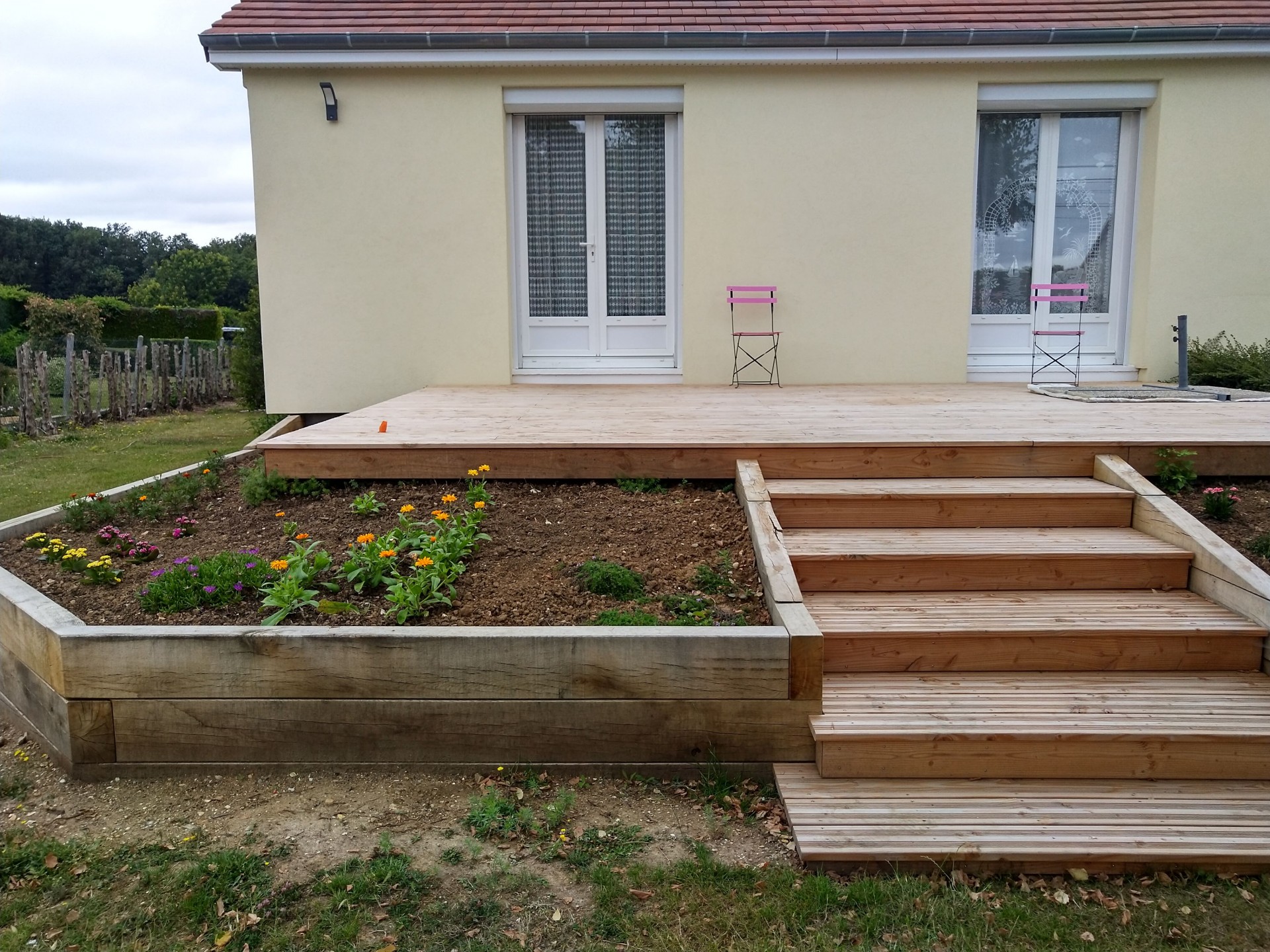 Aménagement des pourtours de la terrasse en traverses paysagères et création d'un escalier