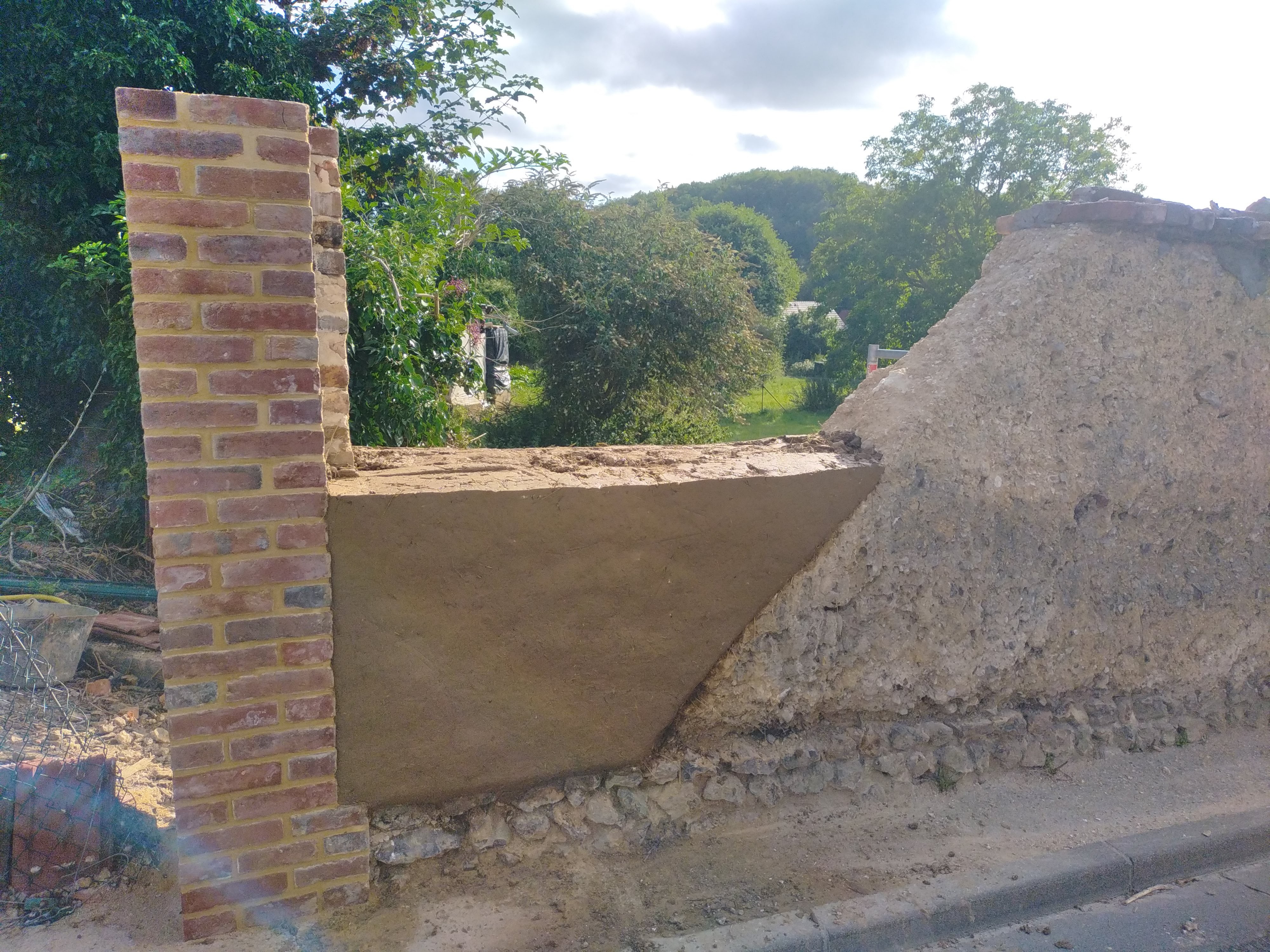 Montage du pilier et première levée de bauge