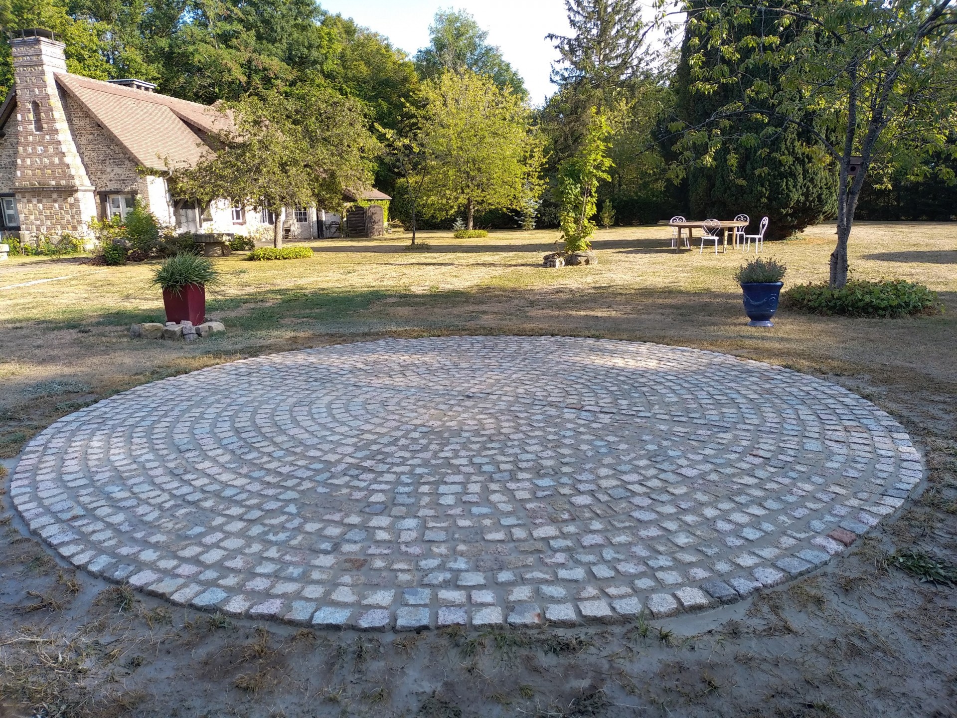 terrasse en pavés de rue ronde